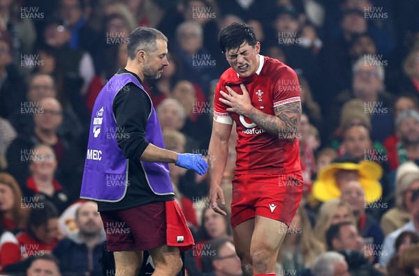 221125 - Wales v New Zealand All Blacks - Quilter Nations Series - Louis Rees-Zammit of Wales holds his shoulder 