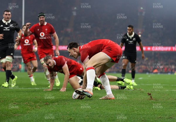 221125 - Wales v New Zealand All Blacks - Quilter Nations Series - Tom Rogers of Wales runs in to score a try