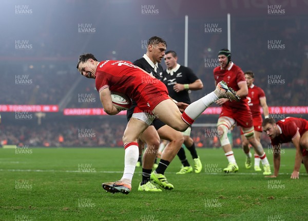 221125 - Wales v New Zealand All Blacks - Quilter Nations Series - Tom Rogers of Wales runs in to score a try