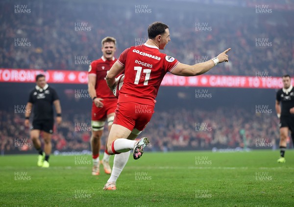 221125 - Wales v New Zealand All Blacks - Quilter Nations Series - Tom Rogers of Wales celebrates scoring a try
