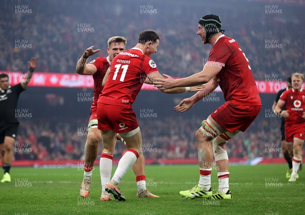 221125 - Wales v New Zealand All Blacks - Quilter Nations Series - Tom Rogers of Wales celebrates scoring a try with team mates