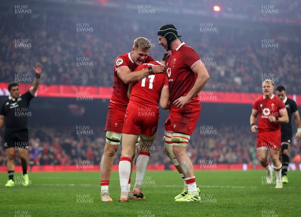 221125 - Wales v New Zealand All Blacks - Quilter Nations Series - Tom Rogers of Wales celebrates scoring a try with team mates