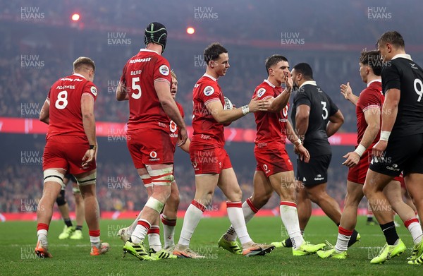 221125 - Wales v New Zealand All Blacks - Quilter Nations Series - Tom Rogers of Wales celebrates scoring a try with team mates