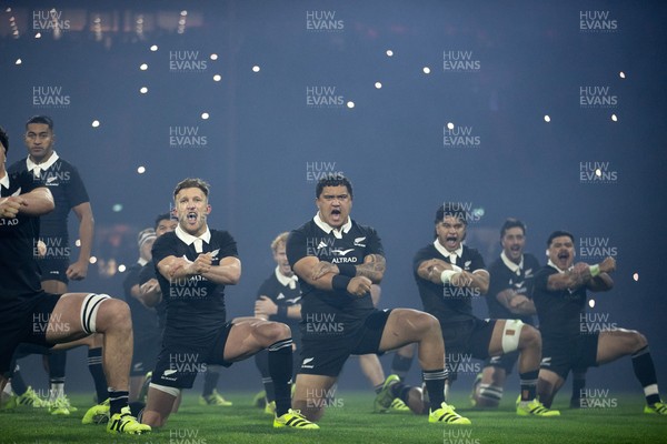 221125 - Wales v New Zealand All Blacks - Quilter Nations Series - All Blacks perform the haka