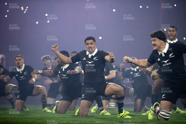 221125 - Wales v New Zealand All Blacks - Quilter Nations Series - All Blacks perform the haka