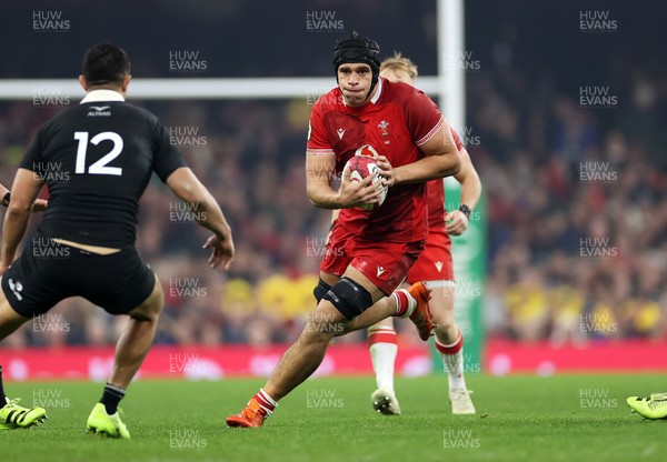 221125 - Wales v New Zealand All Blacks - Quilter Nations Series - Dafydd Jenkins of Wales is challenged by Anton Lienert-Brown of New Zealand 