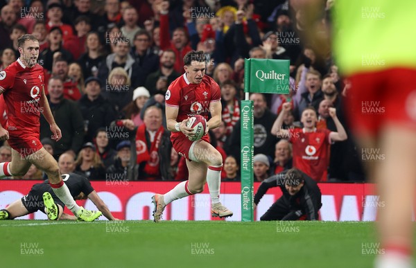 221125 - Wales v New Zealand All Blacks - Quilter Nations Series - Tom Rogers of Wales runs in to score his third try