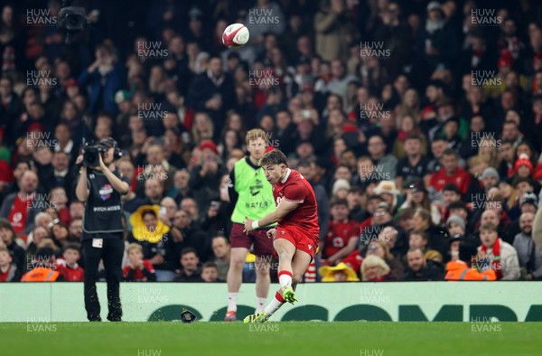 221125 - Wales v New Zealand All Blacks - Quilter Nations Series - Dan Edwards of Wales kicks the conversion