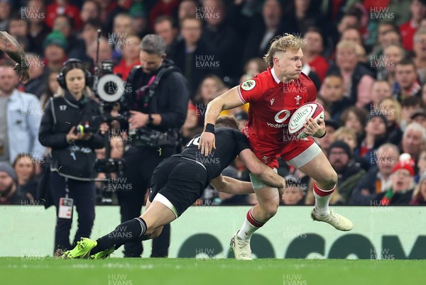 221125 - Wales v New Zealand All Blacks - Quilter Nations Series - Blair Murray of Wales is tackled by Damian McKenzie of New Zealand 