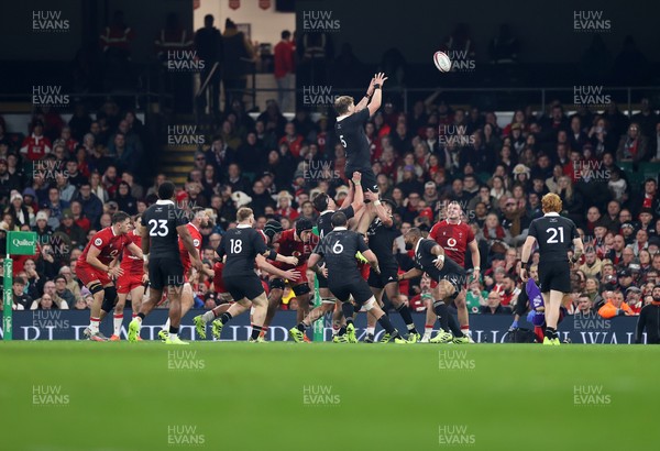 221125 - Wales v New Zealand All Blacks - Quilter Nations Series - Fabian Holland of New Zealand wins the line out