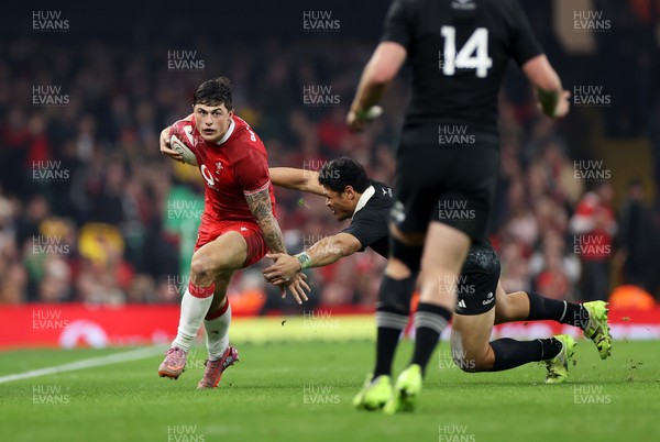221125 - Wales v New Zealand All Blacks - Quilter Nations Series - Louis Rees-Zammit of Wales makes a break