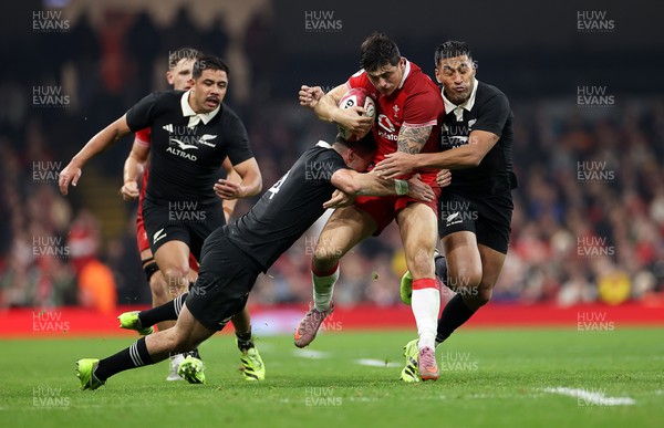 221125 - Wales v New Zealand All Blacks - Quilter Nations Series - Louis Rees-Zammit of Wales is tackled by Will Jordan and Rieko Ioane of New Zealand 