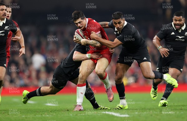 221125 - Wales v New Zealand All Blacks - Quilter Nations Series - Louis Rees-Zammit of Wales is tackled by Will Jordan and Rieko Ioane of New Zealand 