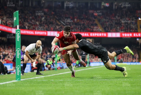 221125 - Wales v New Zealand All Blacks - Quilter Nations Series - Louis Rees-Zammit of Wales scores a try