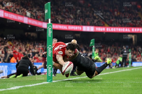221125 - Wales v New Zealand All Blacks - Quilter Nations Series - Louis Rees-Zammit of Wales scores a try
