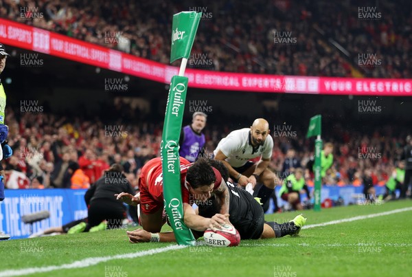 221125 - Wales v New Zealand All Blacks - Quilter Nations Series - Louis Rees-Zammit of Wales scores a try
