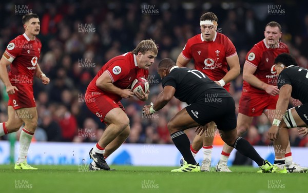 221125 - Wales v New Zealand All Blacks - Quilter Nations Series - Archie Griffin of Wales is challenged by Fletcher Newell of New Zealand 
