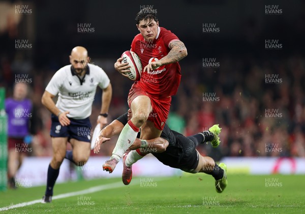 221125 - Wales v New Zealand All Blacks - Quilter Nations Series - Louis Rees-Zammit of Wales makes a break