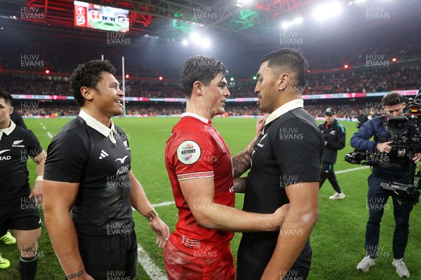 221125 - Wales v New Zealand All Blacks - Quilter Nations Series - Louis Rees-Zammit of Wales shakes hands with the opposition at full time
