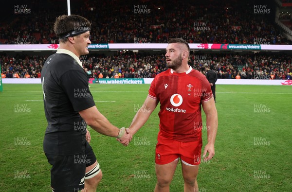 221125 - Wales v New Zealand All Blacks - Quilter Nations Series - Gareth Thomas of Wales shakes hands with Scott Barrett of New Zealand 