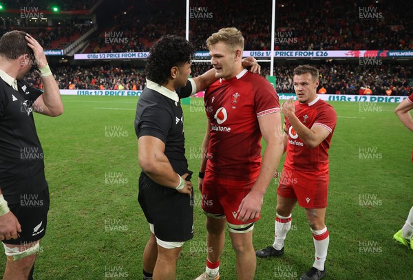 221125 - Wales v New Zealand All Blacks - Quilter Nations Series - Taine Plumtree of Wales shakes hands with Wallace Sititi of New Zealand 
