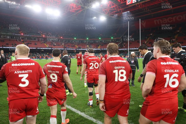 221125 - Wales v New Zealand All Blacks - Quilter Nations Series - Wales thank the fans at full time