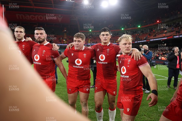 221125 - Wales v New Zealand All Blacks - Quilter Nations Series - Wales team huddle at full time