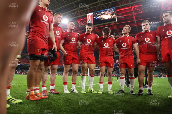 221125 - Wales v New Zealand All Blacks - Quilter Nations Series - Wales team huddle at full time
