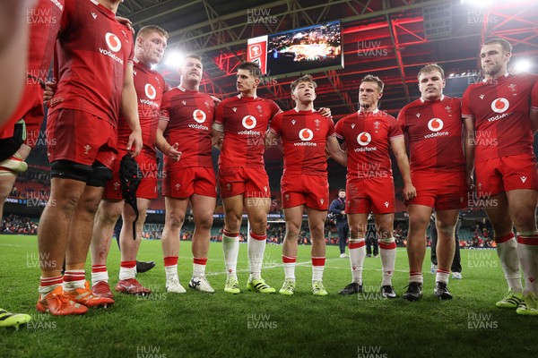 221125 - Wales v New Zealand All Blacks - Quilter Nations Series - Wales team huddle at full time