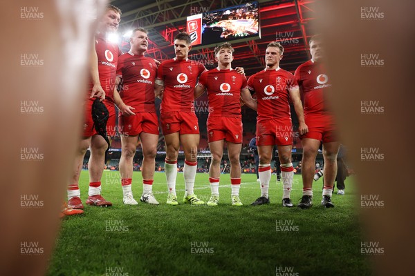 221125 - Wales v New Zealand All Blacks - Quilter Nations Series - Wales team huddle at full time