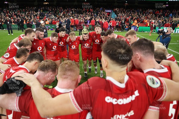221125 - Wales v New Zealand All Blacks - Quilter Nations Series - Wales team huddle at full time
