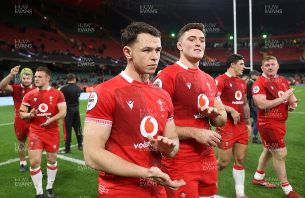 221125 - Wales v New Zealand All Blacks - Quilter Nations Series - Tom Rogers of Wales thanks the fans at full time