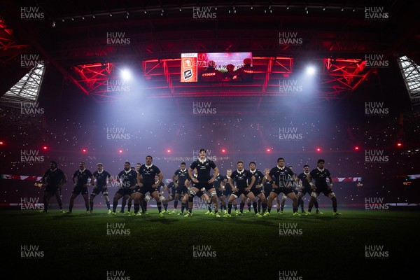 221125 - Wales v New Zealand All Blacks - Quilter Nations Series - New Zealand perform the haka