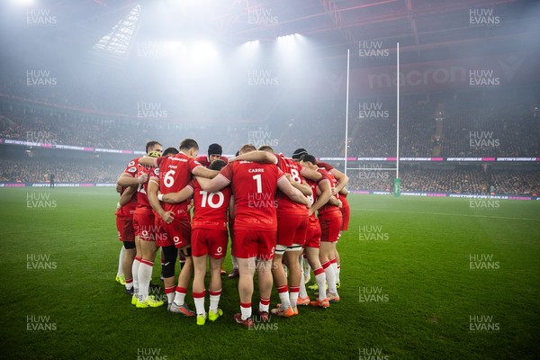 221125 - Wales v New Zealand All Blacks - Quilter Nations Series - Wales team huddle