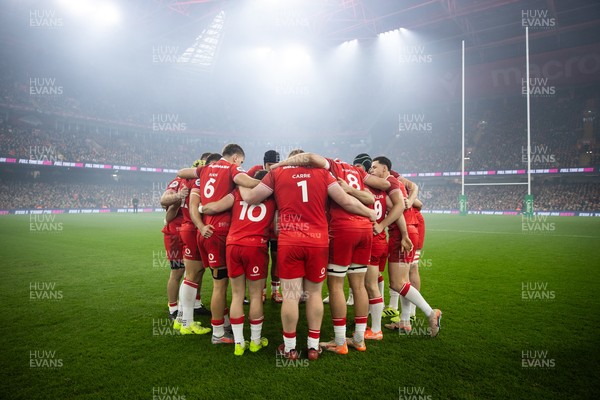 221125 - Wales v New Zealand All Blacks - Quilter Nations Series - Wales team huddle