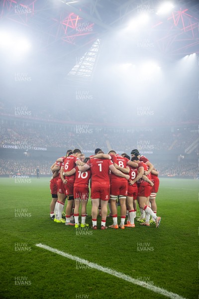 221125 - Wales v New Zealand All Blacks - Quilter Nations Series - Wales team huddle