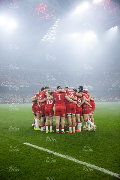 221125 - Wales v New Zealand All Blacks - Quilter Nations Series - Wales team huddle