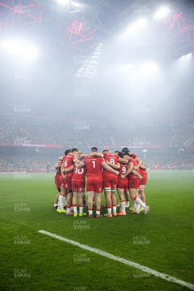 221125 - Wales v New Zealand All Blacks - Quilter Nations Series - Wales team huddle