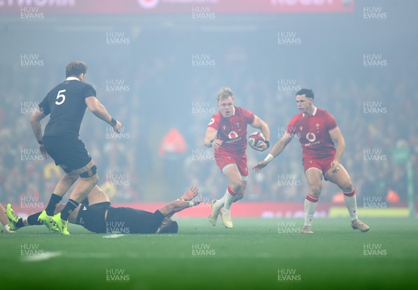 221125 - Wales v New Zealand All Blacks - Quilter Nations Series - Blair Murray of Wales is tackled by Du�Plessis Kirifi of New Zealand 