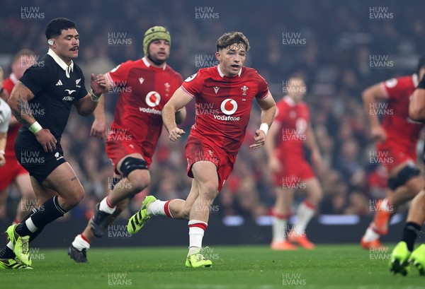 221125 - Wales v New Zealand All Blacks - Quilter Nations Series - Dan Edwards of Wales 