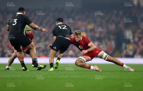 221125 - Wales v New Zealand All Blacks - Quilter Nations Series - Anton Lienert-Brown of New Zealand is tackled by Taine Plumtree of Wales 