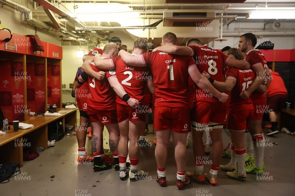 221125 - Wales v New Zealand All Blacks - Quilter Nations Series - Wales team huddle in the dressing room