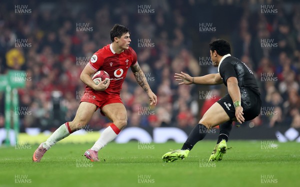 221125 - Wales v New Zealand All Blacks - Quilter Nations Series - Louis Rees-Zammit of Wales 