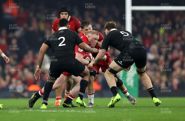 221125 - Wales v New Zealand All Blacks - Quilter Nations Series - Keiron Assiratti of Wales is tackled by Fabian Holland of New Zealand 