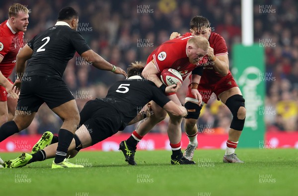 221125 - Wales v New Zealand All Blacks - Quilter Nations Series - Keiron Assiratti of Wales is tackled by Fabian Holland of New Zealand 