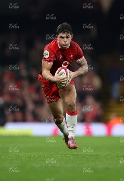 221125 - Wales v New Zealand All Blacks - Quilter Nations Series - Louis Rees-Zammit of Wales 