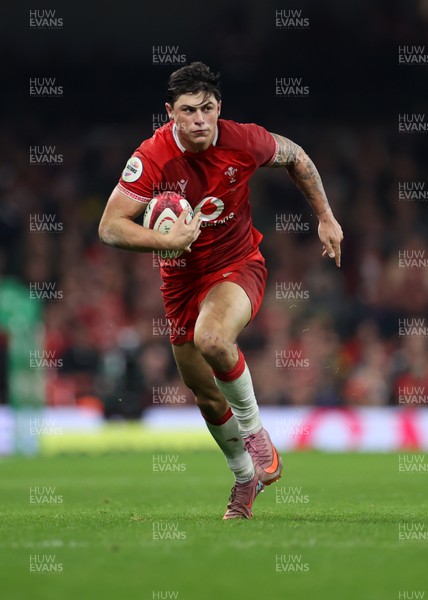 221125 - Wales v New Zealand All Blacks - Quilter Nations Series - Louis Rees-Zammit of Wales 