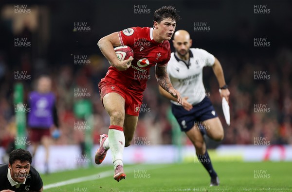 221125 - Wales v New Zealand All Blacks - Quilter Nations Series - Louis Rees-Zammit of Wales 