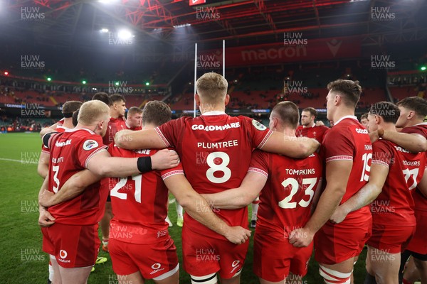 221125 - Wales v New Zealand All Blacks - Quilter Nations Series - Wales team huddle