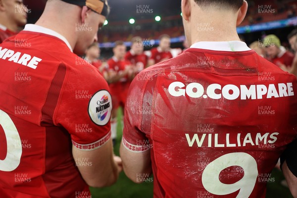 221125 - Wales v New Zealand All Blacks - Quilter Nations Series - Wales team huddle